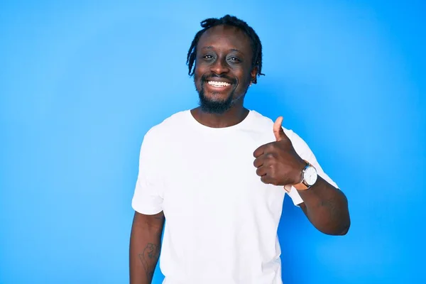 Joven Afroamericano Hombre Con Trenzas Vistiendo Camiseta Blanca Casual Sonriendo —  Fotos de Stock