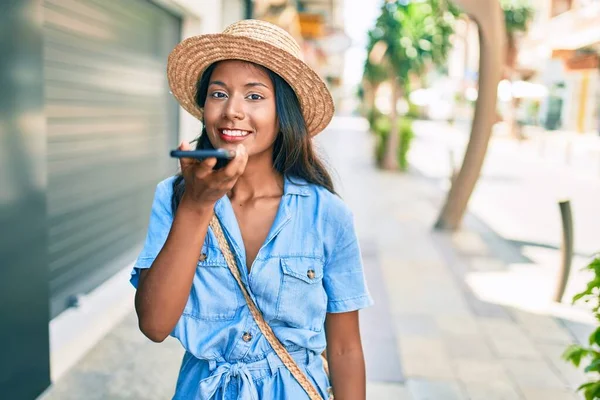 Mujer India Joven Sonriendo Feliz Usando Teléfono Inteligente Ciudad — Foto de Stock