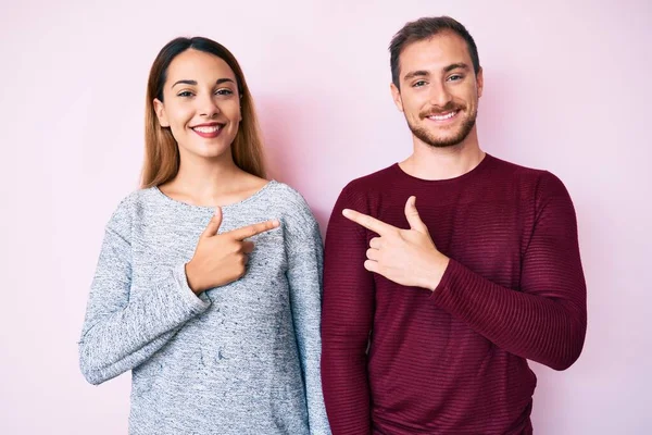 Mooi Koppel Dat Casual Kleding Draagt Vrolijk Met Een Glimlach — Stockfoto