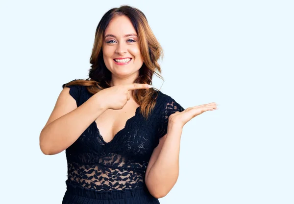 Jovem Bela Mulher Caucasiana Vestindo Vestido Elegante Espantado Sorrindo Para — Fotografia de Stock