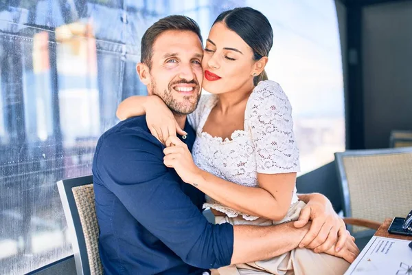 Jovem Casal Bonito Sorrindo Feliz Confiante Sentado Com Sorriso Cara — Fotografia de Stock