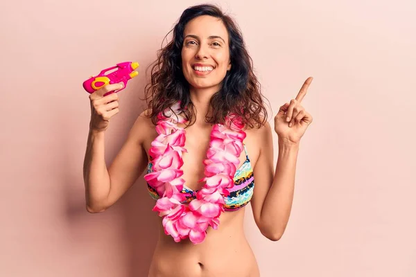 Joven Mujer Hispana Hermosa Usando Bikini Lei Hawaiano Sosteniendo Pistola — Foto de Stock