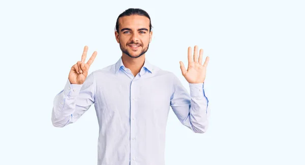 Junger Gutaussehender Mann Businesskleidung Zeigt Mit Finger Nummer Sieben Nach — Stockfoto