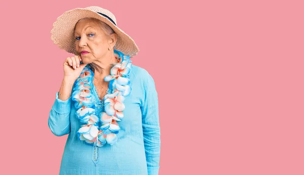 Starší Krásná Žena Modrýma Očima Šedivými Vlasy Letním Klobouku Havajským — Stock fotografie