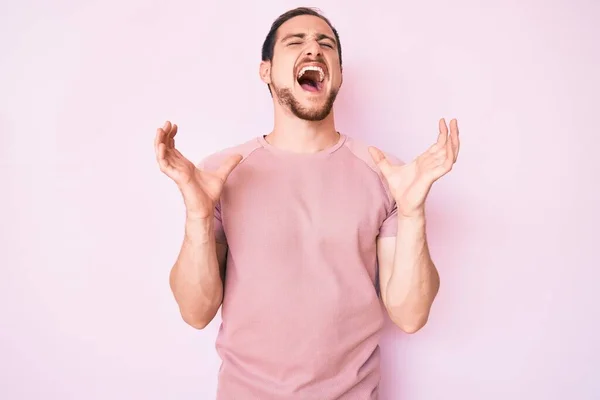 Mladý Pohledný Muž Nedbalé Košili Šílený Šílený Křičící Křičící Agresivním — Stock fotografie