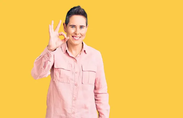 Mujer Joven Con Pelo Corto Con Ropa Casual Sonriendo Positiva — Foto de Stock