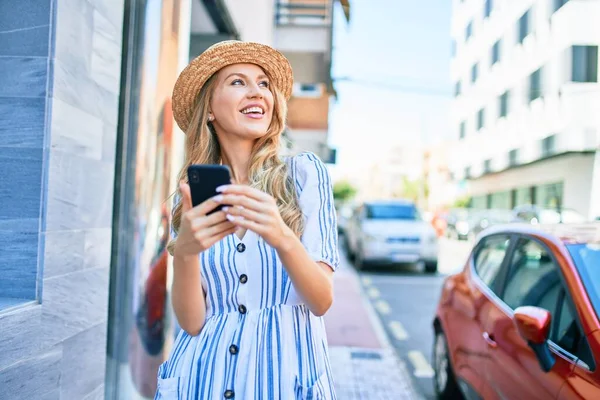 Jeune Belle Femme Blonde Vacances Portant Chapeau Été Souriant Heureux — Photo