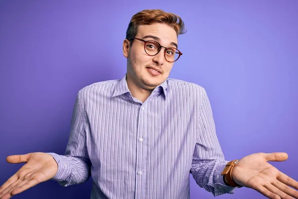 Jeune Homme Rousse Beau Portant Une Chemise Décontractée Des Lunettes — Photo