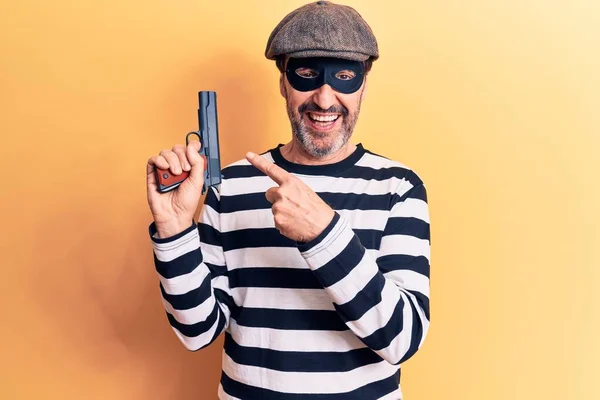 Medelålders Stilig Inbrottstjuv Man Bär Mössa Och Mask Innehav Pistol — Stockfoto