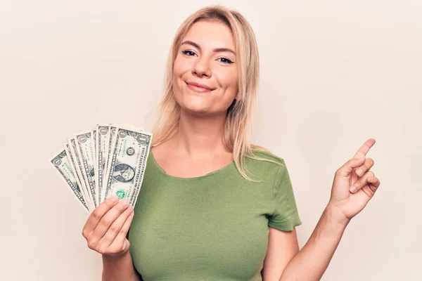 Junge Schöne Blonde Frau Hält Ein Bündel Dollarnoten Über Weißem — Stockfoto