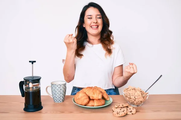 Jovem Bela Mulher Morena Sentada Mesa Tomando Café Manhã Comemorando — Fotografia de Stock