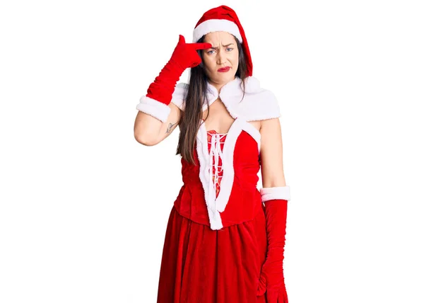 Jonge Mooie Blanke Vrouw Draagt Kerstman Kostuum Wijzend Ongelukkig Pukkelen — Stockfoto