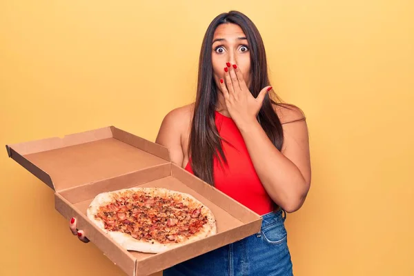 Mulher Morena Bonita Jovem Segurando Caixa Entrega Com Pizza Italiana — Fotografia de Stock