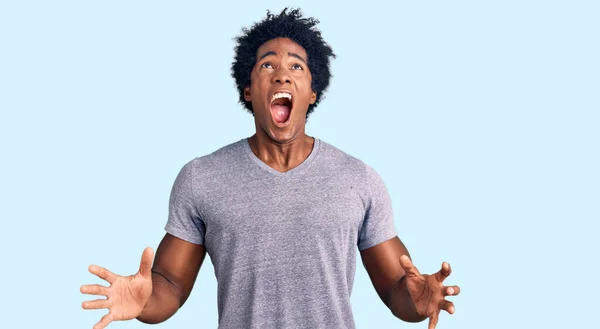 Schöner Afrikanisch Amerikanischer Mann Mit Afro Haaren Lässiger Kleidung Verrückt — Stockfoto