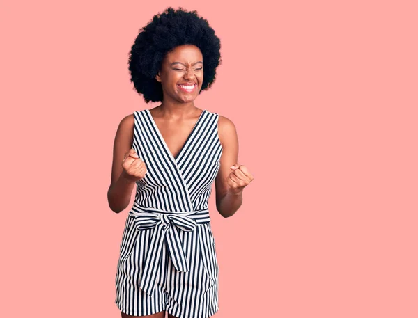 Jovem Afro Americana Vestindo Roupas Casuais Muito Feliz Animado Fazendo — Fotografia de Stock