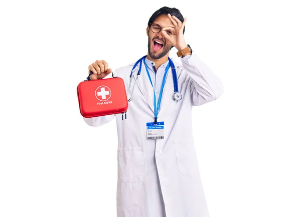 Bello Ispanico Uomo Indossa Cappotto Medico Tenendo Kit Pronto Soccorso — Foto Stock