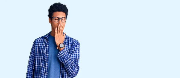 Jonge Afro Amerikaanse Man Casual Kleren Glazen Verveelde Geeuwen Moe — Stockfoto