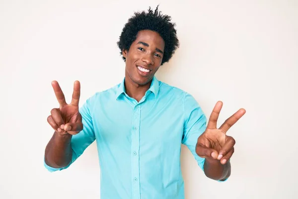 Bonito Americano Africano Com Cabelo Afro Vestindo Roupas Casuais Sorrindo — Fotografia de Stock