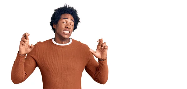 Bonito Afro Americano Com Cabelo Afro Vestindo Roupas Casuais Gesticulando — Fotografia de Stock