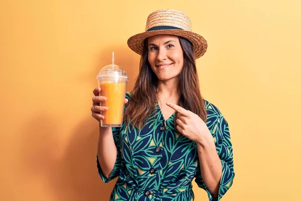 Jovem Mulher Bonita Morena Usando Chapéu Verão Bebendo Copo Suco — Fotografia de Stock