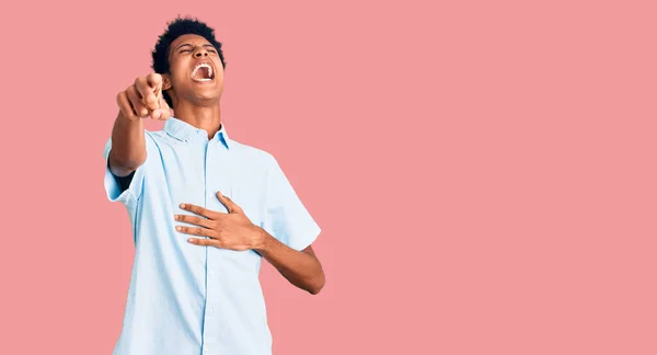 Jovem Afro Americano Vestindo Roupas Casuais Rindo Você Apontando Dedo — Fotografia de Stock