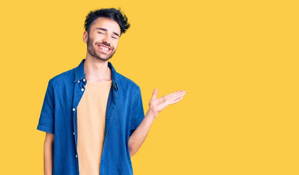 Νεαρός Ισπανός Άνδρας Φορώντας Καθημερινά Ρούχα Χαμογελώντας Χαρούμενα Παρουσιάζοντας Και — Φωτογραφία Αρχείου