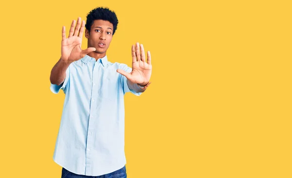 Jovem Afro Americano Vestindo Roupas Casuais Fazendo Parar Gesto Com — Fotografia de Stock