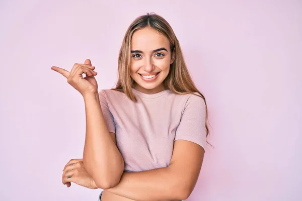 Jong Mooi Blond Vrouw Dragen Casual Kleding Glimlachen Gelukkig Wijzend — Stockfoto