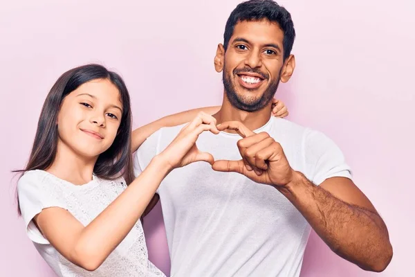 年轻的父亲和女儿穿着休闲装 带着爱的笑容用手做心形符号 浪漫的概念 — 图库照片