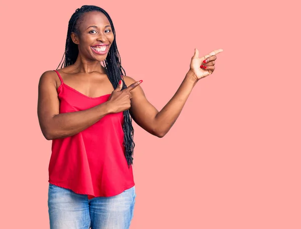 Jonge Afrikaanse Amerikaanse Vrouw Dragen Casual Kleding Glimlachen Kijken Naar — Stockfoto