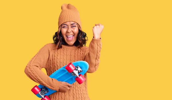 Jovem Bela Mulher Raça Mista Segurando Skate Gritando Orgulhoso Celebrando — Fotografia de Stock