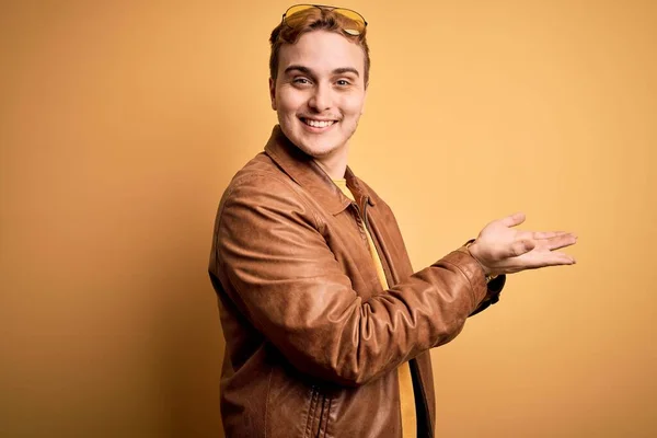 Joven Hombre Pelirrojo Guapo Usando Chaqueta Cuero Casual Sobre Fondo —  Fotos de Stock