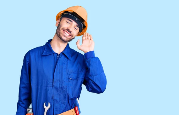 Jovem Hispânico Homem Vestindo Trabalhador Uniforme Dispensa Dizendo Olá Feliz — Fotografia de Stock