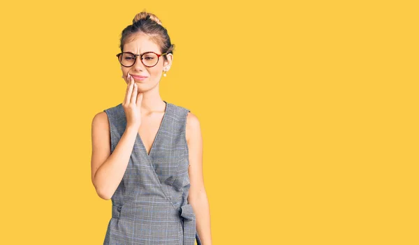 Hermosa Mujer Caucásica Con Cabello Rubio Vistiendo Ropa Negocios Gafas —  Fotos de Stock