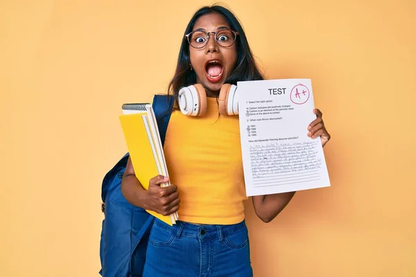 Ung Indian Flicka Bär Ryggsäck Visar Godkänd Examen Firar Galen — Stockfoto