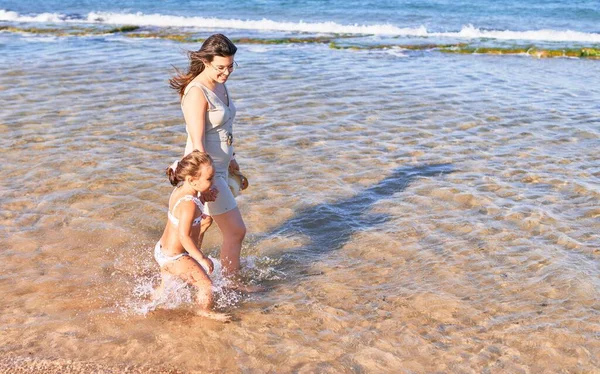 Bela Mãe Filha Brincando Praia — Fotografia de Stock