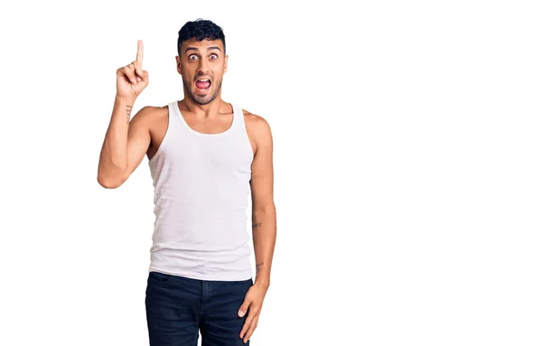 Junger Hispanischer Mann Lässiger Kleidung Zeigt Mit Erhobenem Zeigefinger Auf — Stockfoto