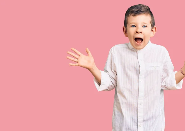 Mignon Enfant Blond Portant Une Chemise Élégante Célébrant Fou Étonné — Photo