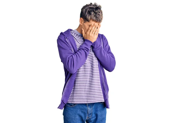 Jovem Homem Bonito Vestindo Camisola Roxa Casual Com Expressão Triste — Fotografia de Stock