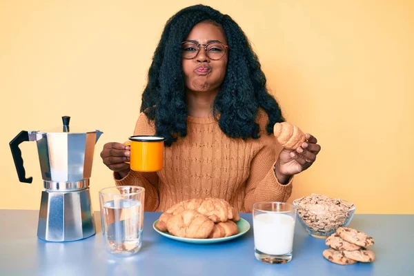 Jovem Afro Americana Tomando Café Manhã Segurando Croissant Soprando Bochechas — Fotografia de Stock
