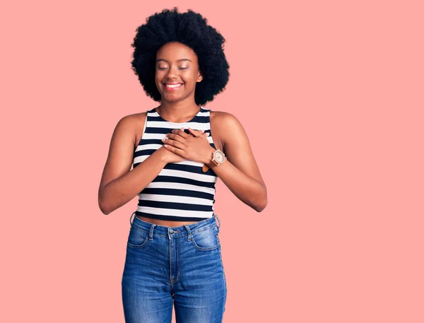 Jovem Afro Americana Vestindo Roupas Casuais Sorrindo Com Mãos Peito — Fotografia de Stock