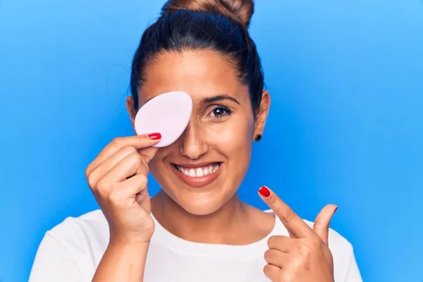 Ung Vacker Brunett Kvinna Håller Makeup Svamp Ler Glad Pekar — Stockfoto