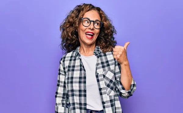 Mujer Hermosa Mediana Edad Con Camisa Casual Gafas Sobre Fondo —  Fotos de Stock