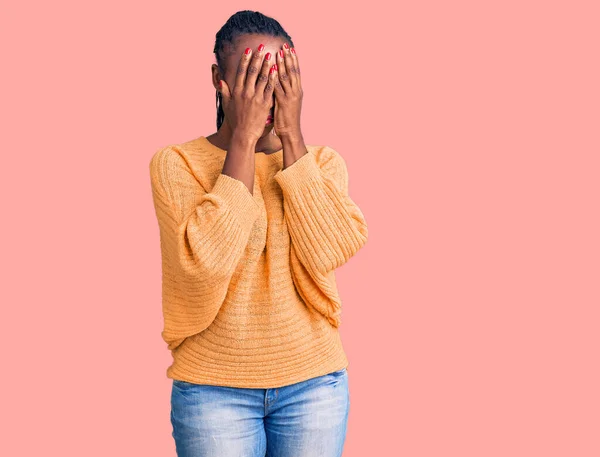 Mladá Afroameričanka Neformálním Oblečení Smutným Výrazem Zakrývajícím Obličej Rukama Když — Stock fotografie