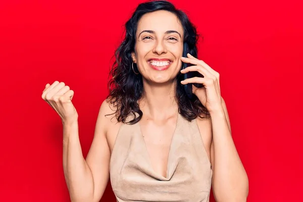 Jonge Mooie Spaanse Vrouw Met Een Gesprek Praten Smartphone Schreeuwen — Stockfoto