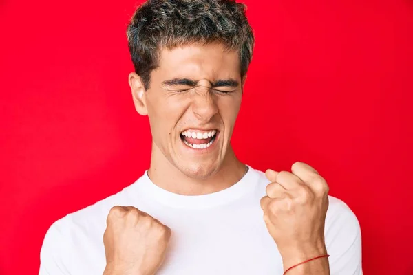 Jovem Homem Bonito Vestindo Camisa Branca Casual Comemorando Surpreso Surpreso — Fotografia de Stock