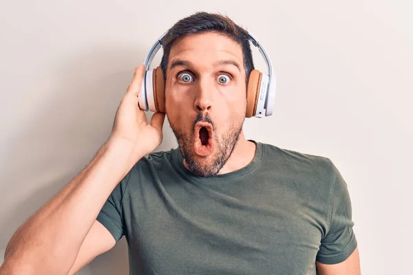 Jovem Homem Bonito Ouvindo Música Usando Fones Ouvido Sobre Fundo — Fotografia de Stock