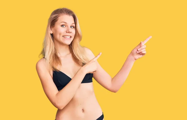 Ung Vacker Blond Kvinna Med Bikini Leende Och Tittar Kameran — Stockfoto