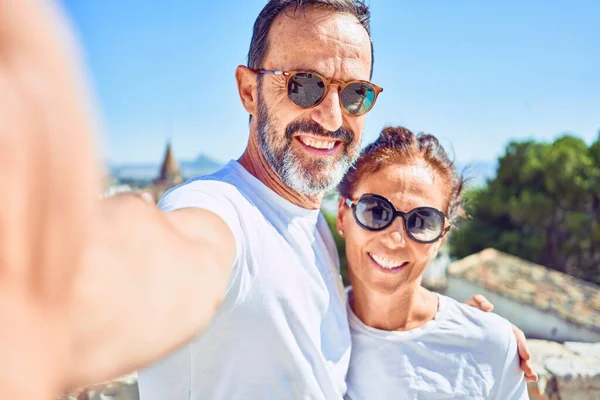 Middelbare Leeftijd Mooi Paar Dragen Casual Kleding Een Zonnebril Glimlachend — Stockfoto