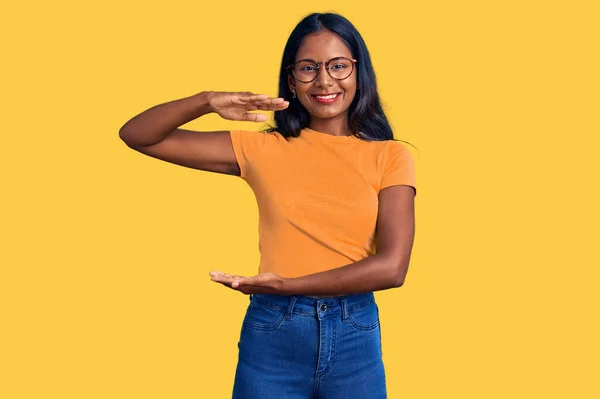 Молодая Индианка Повседневной Одежде Очках Жестикулирует Руками Показывая Большой Большой — стоковое фото